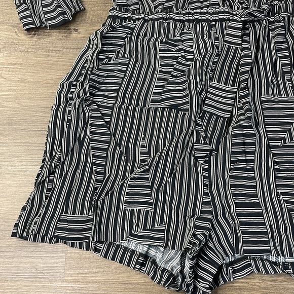 TOPSHOP Women’s Belted Black and White Striped Playsuit Jumpsuit, size 6 - Picture 5 of 14